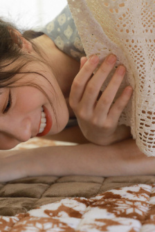 三位女学生特殊精油按摩